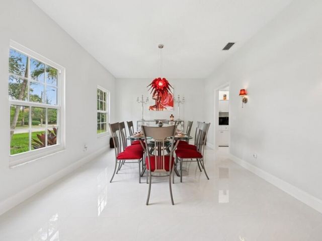 Продажа дома по адресу 1920 Embassy Drive - фото 6345776