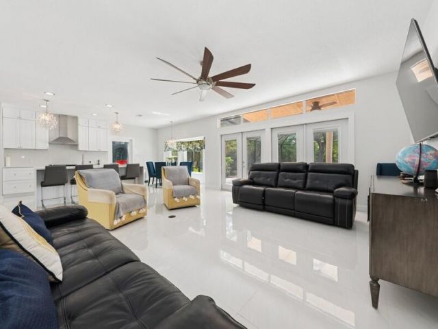 Продажа дома по адресу 1920 Embassy Drive - фото 6345777