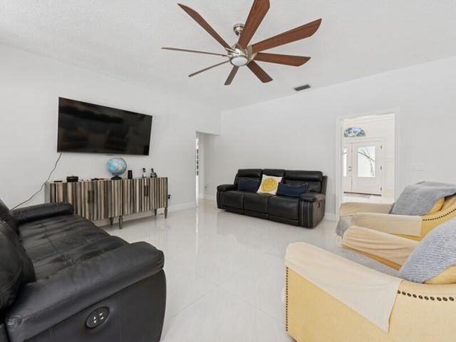 Продажа дома по адресу 1920 Embassy Drive - фото 6345778