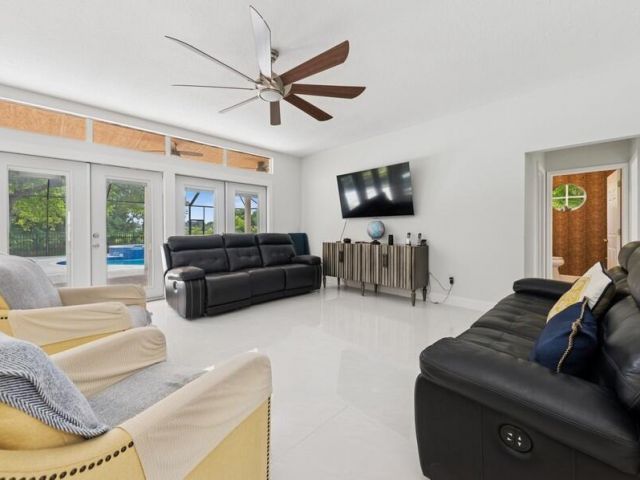 Продажа дома по адресу 1920 Embassy Drive - фото 6345779