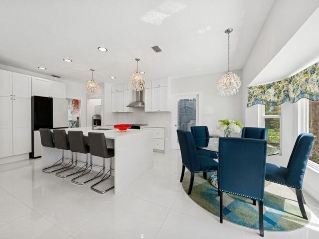 Продажа дома по адресу 1920 Embassy Drive - фото 6345780