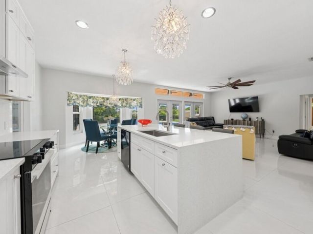 Продажа дома по адресу 1920 Embassy Drive - фото 6345781