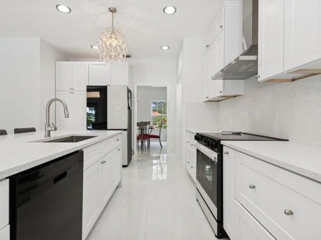 Продажа дома по адресу 1920 Embassy Drive - фото 6345783