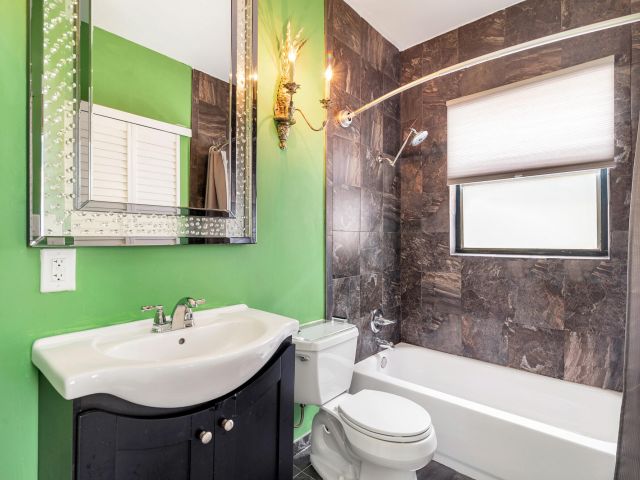 Продажа дома по адресу 239 Lytton Court - фото 6345156