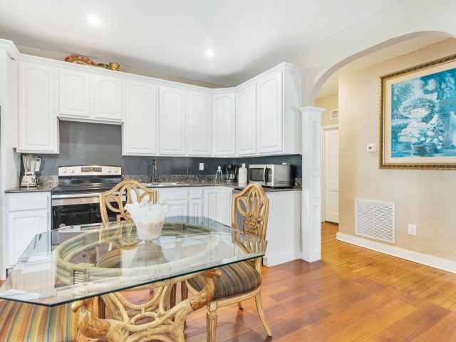 Продажа дома по адресу 239 Lytton Court - фото 6345159