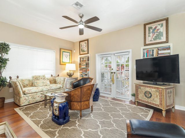 Продажа дома по адресу 239 Lytton Court - фото 6345163