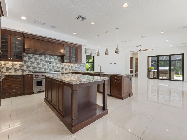 Продажа дома по адресу 16865 Pierre Circle - фото 6363178