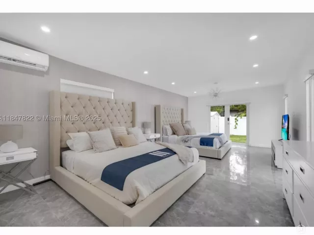 Продажа дома по адресу 19810 NE 22nd av - фото 9056765