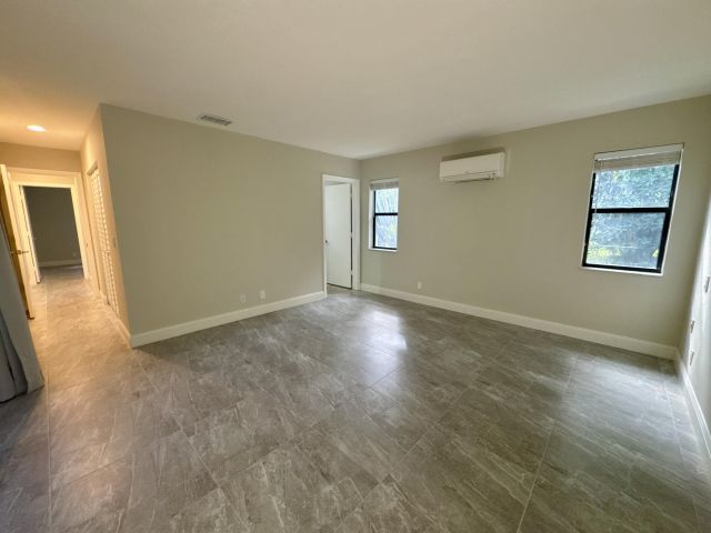 Дом в аренду по адресу 4160 NW 7th Court - фото 6392311