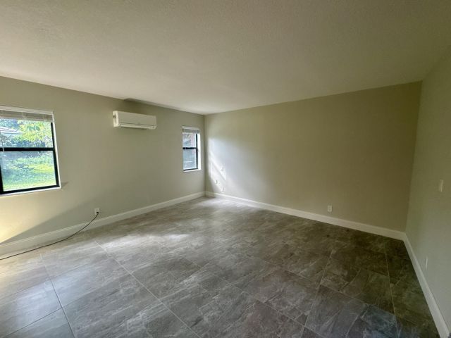 Дом в аренду по адресу 4160 NW 7th Court - фото 6392313