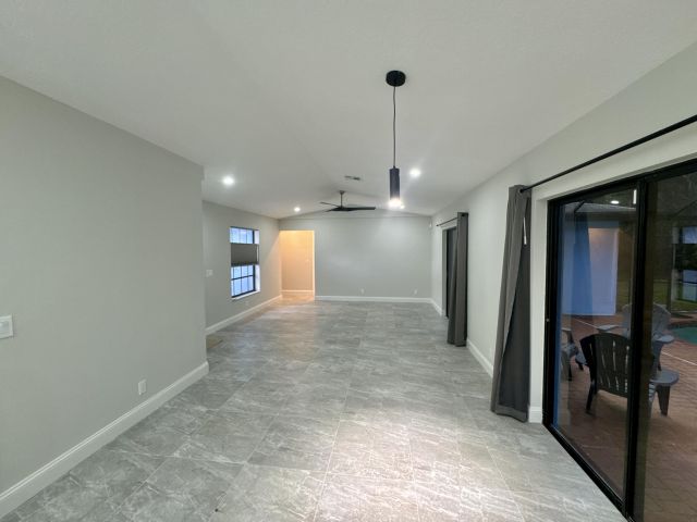 Дом в аренду по адресу 4160 NW 7th Court - фото 6392315