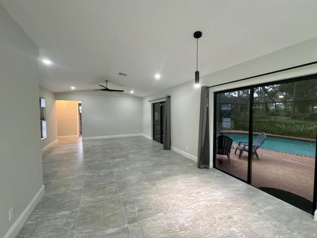 Дом в аренду по адресу 4160 NW 7th Court - фото 6392316