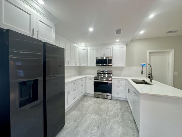 Дом в аренду по адресу 4160 NW 7th Court - фото 6392317