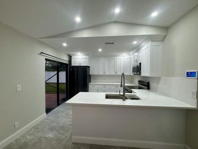 Дом в аренду по адресу 4160 NW 7th Court - фото 6392319