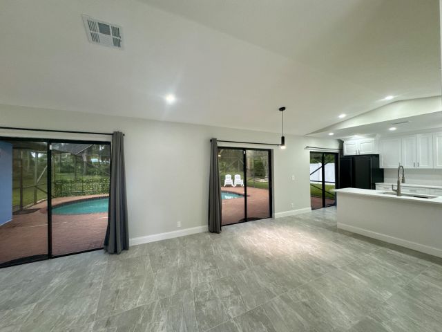 Дом в аренду по адресу 4160 NW 7th Court - фото 6392320