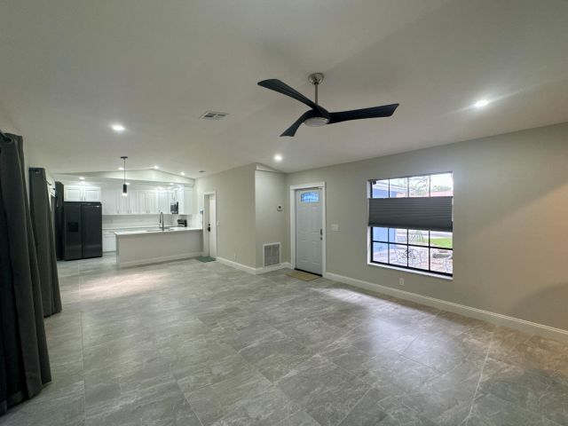 Дом в аренду по адресу 4160 NW 7th Court - фото 6392322