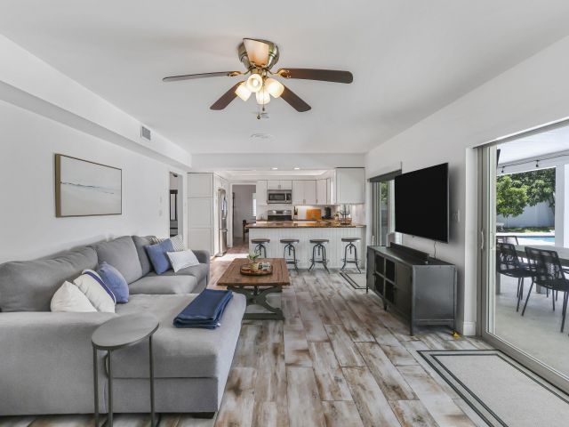 Продажа дома по адресу 1260 NW 15th Street - фото 6391204