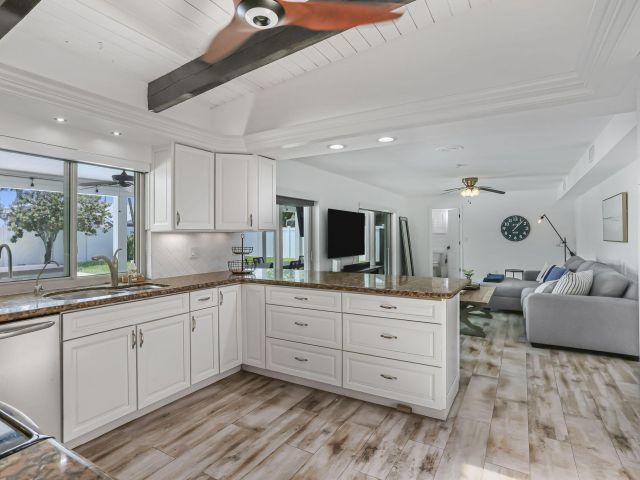 Продажа дома по адресу 1260 NW 15th Street - фото 6391206