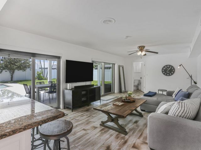 Продажа дома по адресу 1260 NW 15th Street - фото 6391209