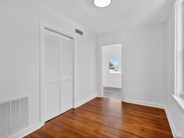 Продажа дома по адресу 3716 Morton Avenue - фото 6862497