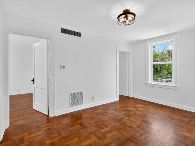 Продажа дома по адресу 3716 Morton Avenue - фото 6862501