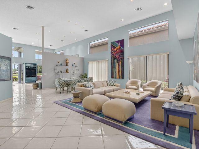 Продажа дома по адресу 5185 Suffolk Drive - фото 6372669