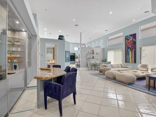 Продажа дома по адресу 5185 Suffolk Drive - фото 6372671