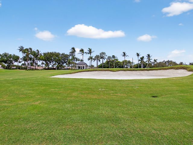 Продажа дома по адресу 5185 Suffolk Drive - фото 6372675