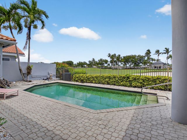 Продажа дома по адресу 5185 Suffolk Drive - фото 6372676