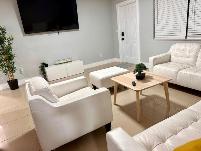 Продажа дома по адресу 601 NW 38th Street - фото 6354453