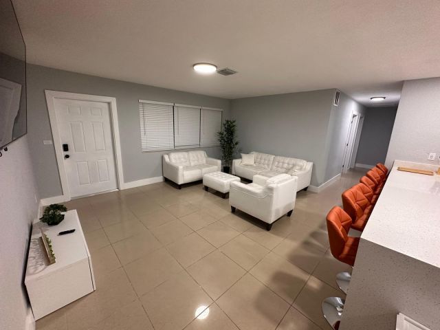 Продажа дома по адресу 601 NW 38th Street - фото 6354454