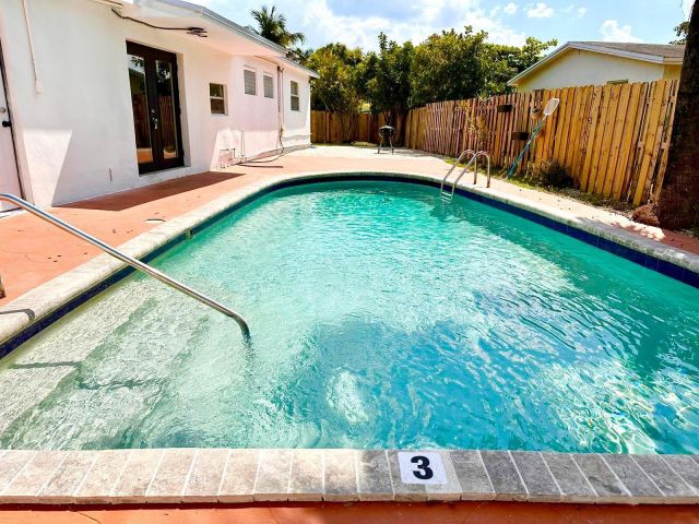 Продажа дома по адресу 601 NW 38th Street - фото 6354459