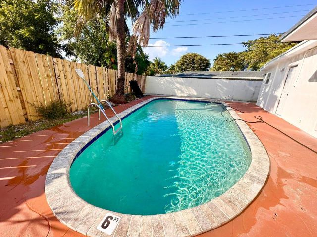 Продажа дома по адресу 601 NW 38th Street - фото 6354466