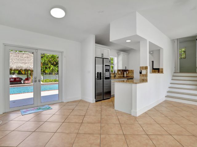 Дом в аренду по адресу 455 NE 14th Street - фото 6364165