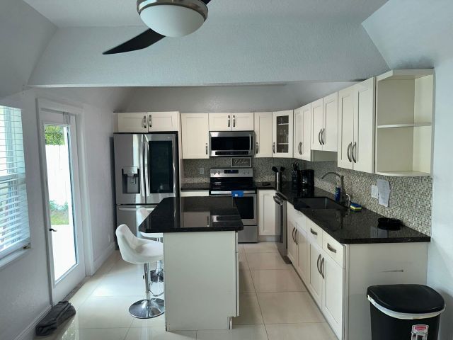 Продажа дома по адресу 150 NE 26th Court - фото 6360043