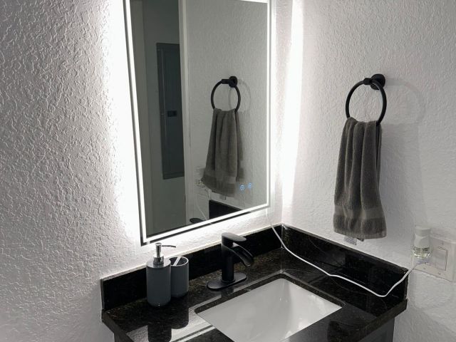 Продажа дома по адресу 150 NE 26th Court - фото 6360048