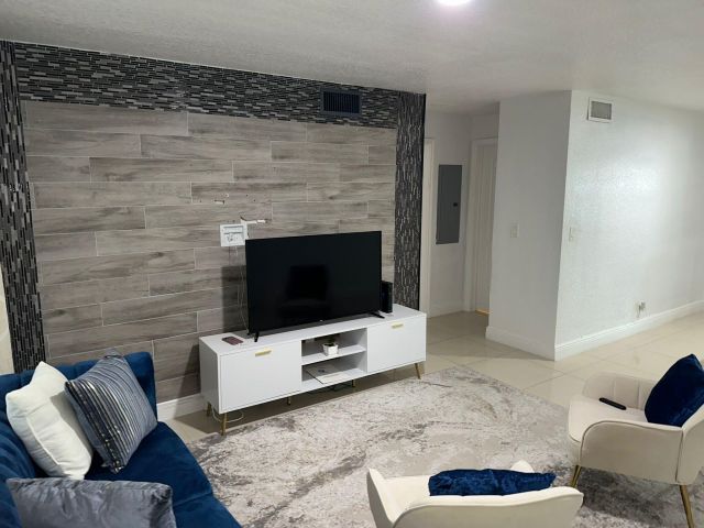 Продажа дома по адресу 150 NE 26th Court - фото 6360052