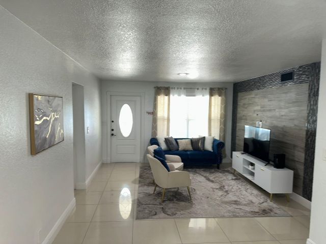 Продажа дома по адресу 150 NE 26th Court - фото 6360053