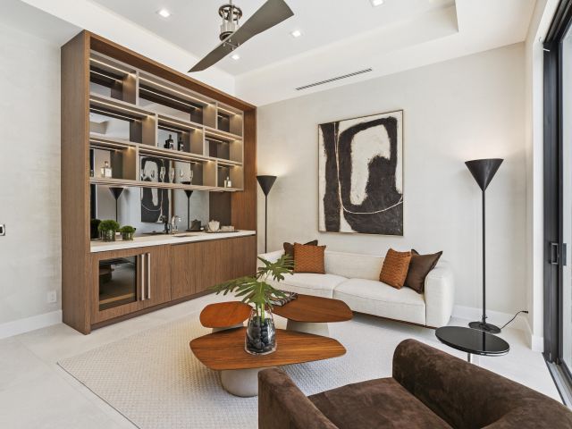 Продажа дома по адресу 354 NE 4th Street - фото 6378388