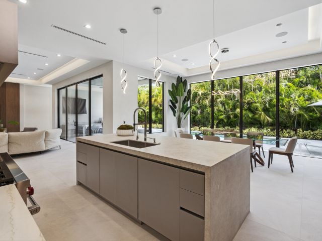 Продажа дома по адресу 354 NE 4th Street - фото 6378391