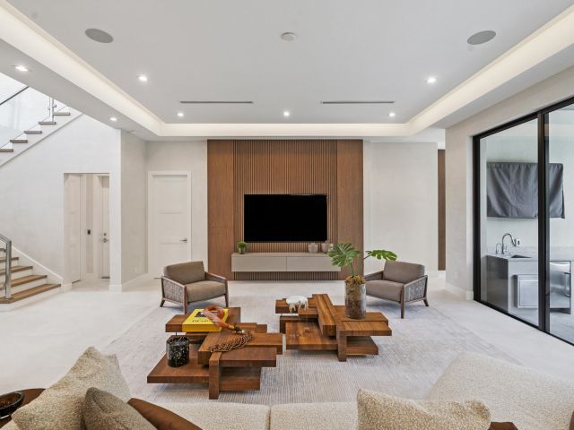 Продажа дома по адресу 354 NE 4th Street - фото 6378399