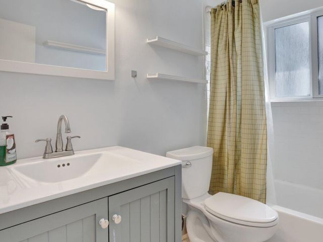 Дом в аренду по адресу 3241 SW 19 Street - фото 6374711