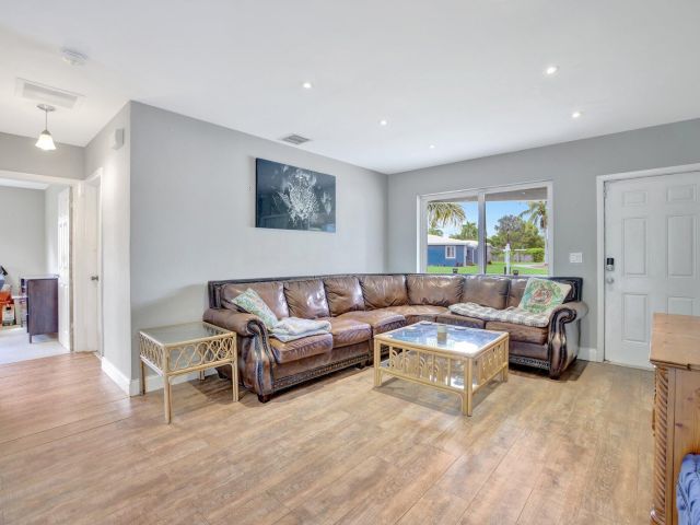 Дом в аренду по адресу 3241 SW 19 Street - фото 6374713