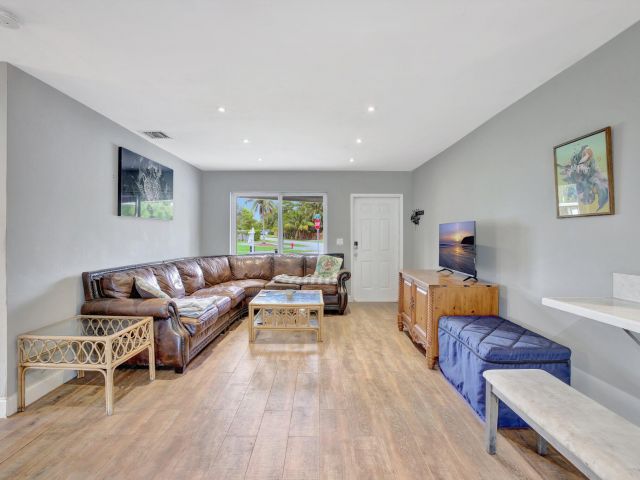 Дом в аренду по адресу 3241 SW 19 Street - фото 6374714