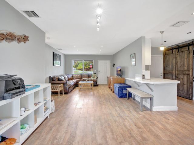 Дом в аренду по адресу 3241 SW 19 Street - фото 6444200