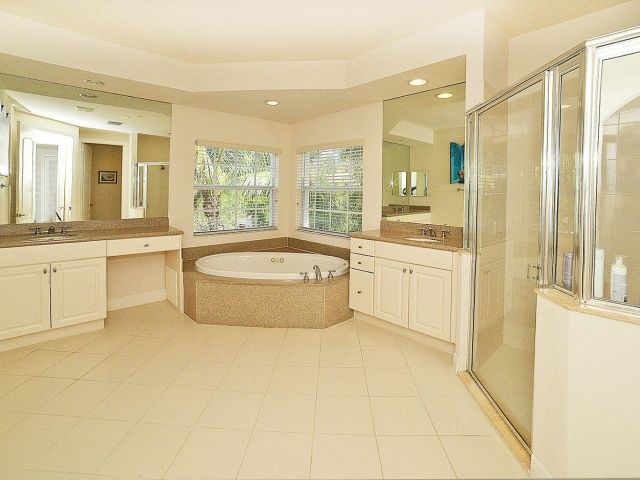 Дом в аренду по адресу 5510 NE Trieste Terrace - фото 6378228