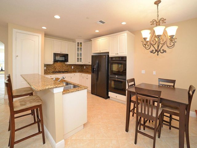 Дом в аренду по адресу 5510 NE Trieste Terrace - фото 6378229