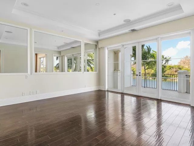 Продажа дома по адресу 549 NE 19th Avenue C - фото 8966713