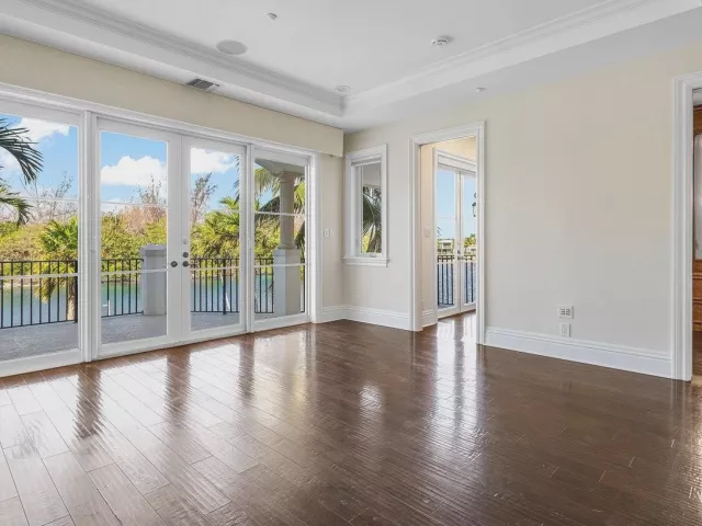 Продажа дома по адресу 549 NE 19th Avenue C - фото 8966717