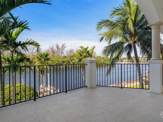 Продажа дома по адресу 549 NE 19th Avenue C - фото 8966733